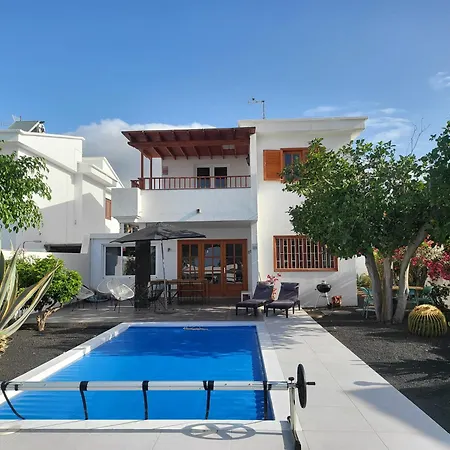 Anna With Heated Pool Villa *